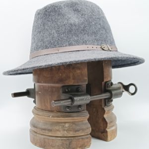 chapeau feutre ceinture cuir