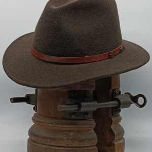 chapeau feutre imper/pliable avec ceinture cuir